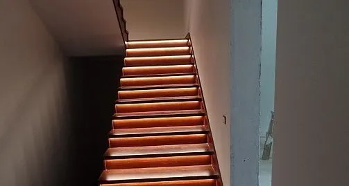 Светодиодная подсветка ступеней лестниц